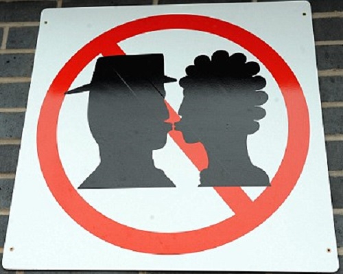no kissing at railway station